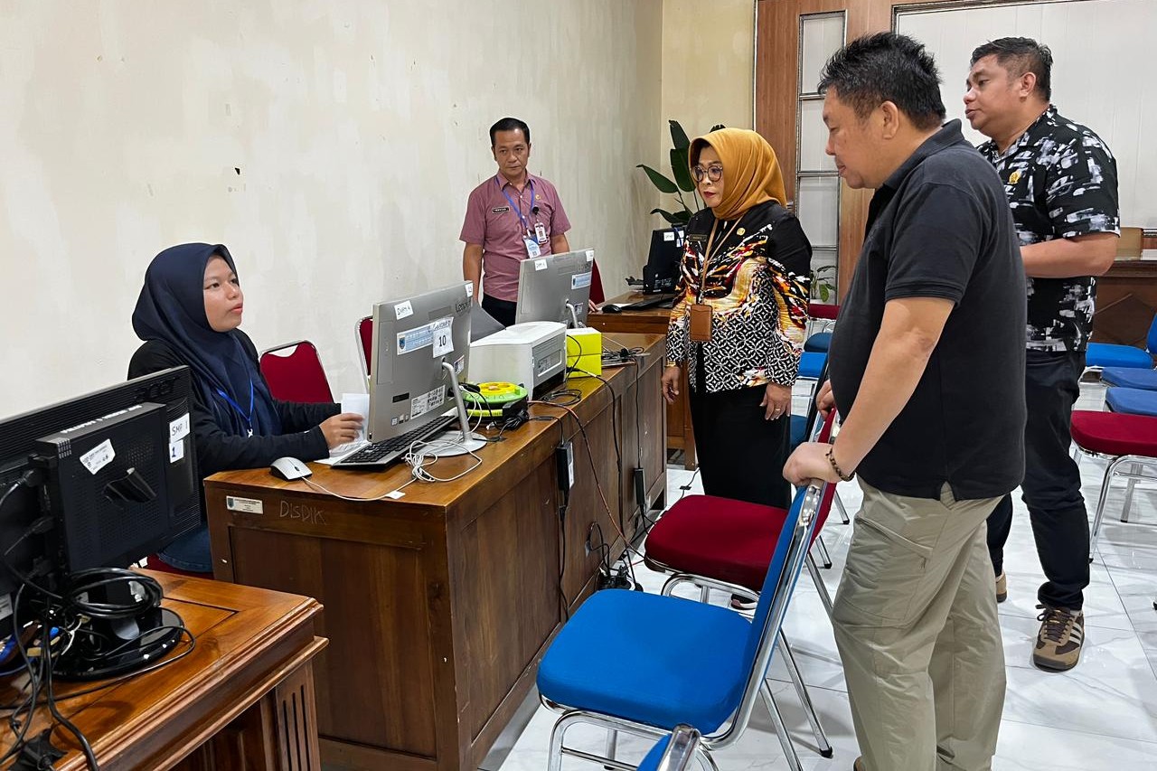 Ketua DPRD Kota Salatiga Dance Ishak Palit meninjau pelaksanaan SPMB di Kantor Disdik Salatiga