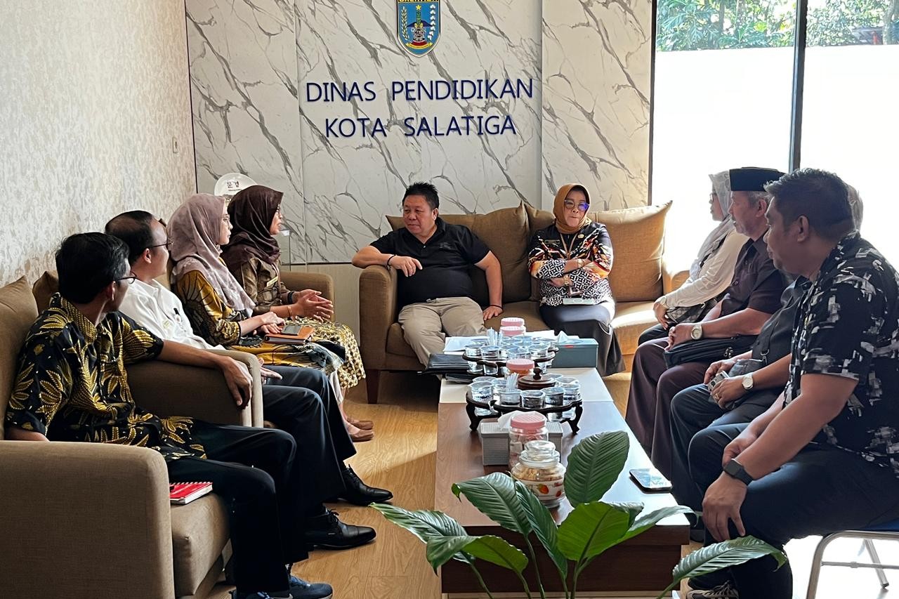Ketua DRPD Kota Salatiga meninjau proses Seleksi Penerimaan Murid Baru di Kantor Dinas Pendidikan Kota Salatiga
