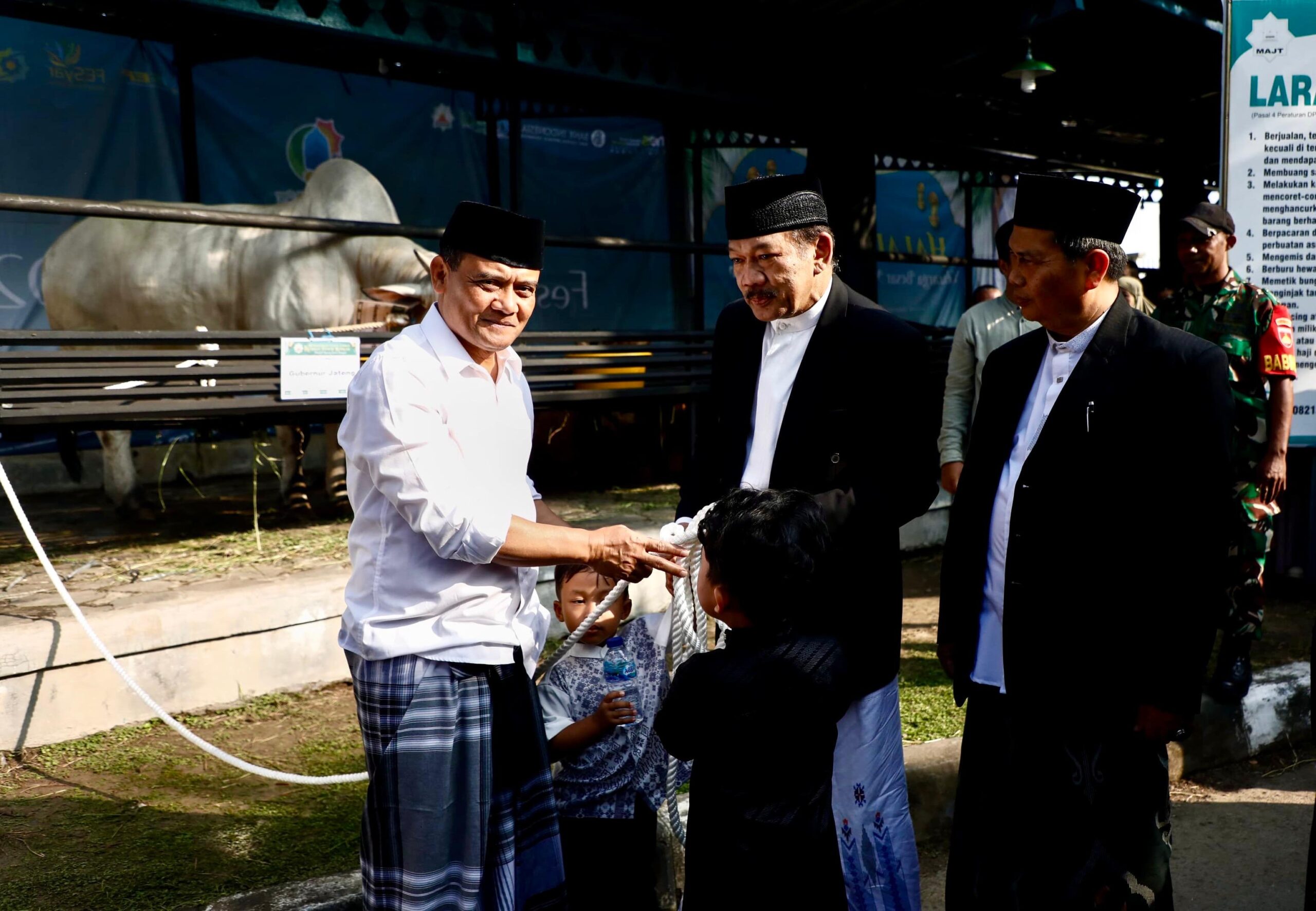 Gubernur Jateng Ahmad Luthfi secara simbolis menyerahkan hewan kurban kepada panitia kurban MAJT.