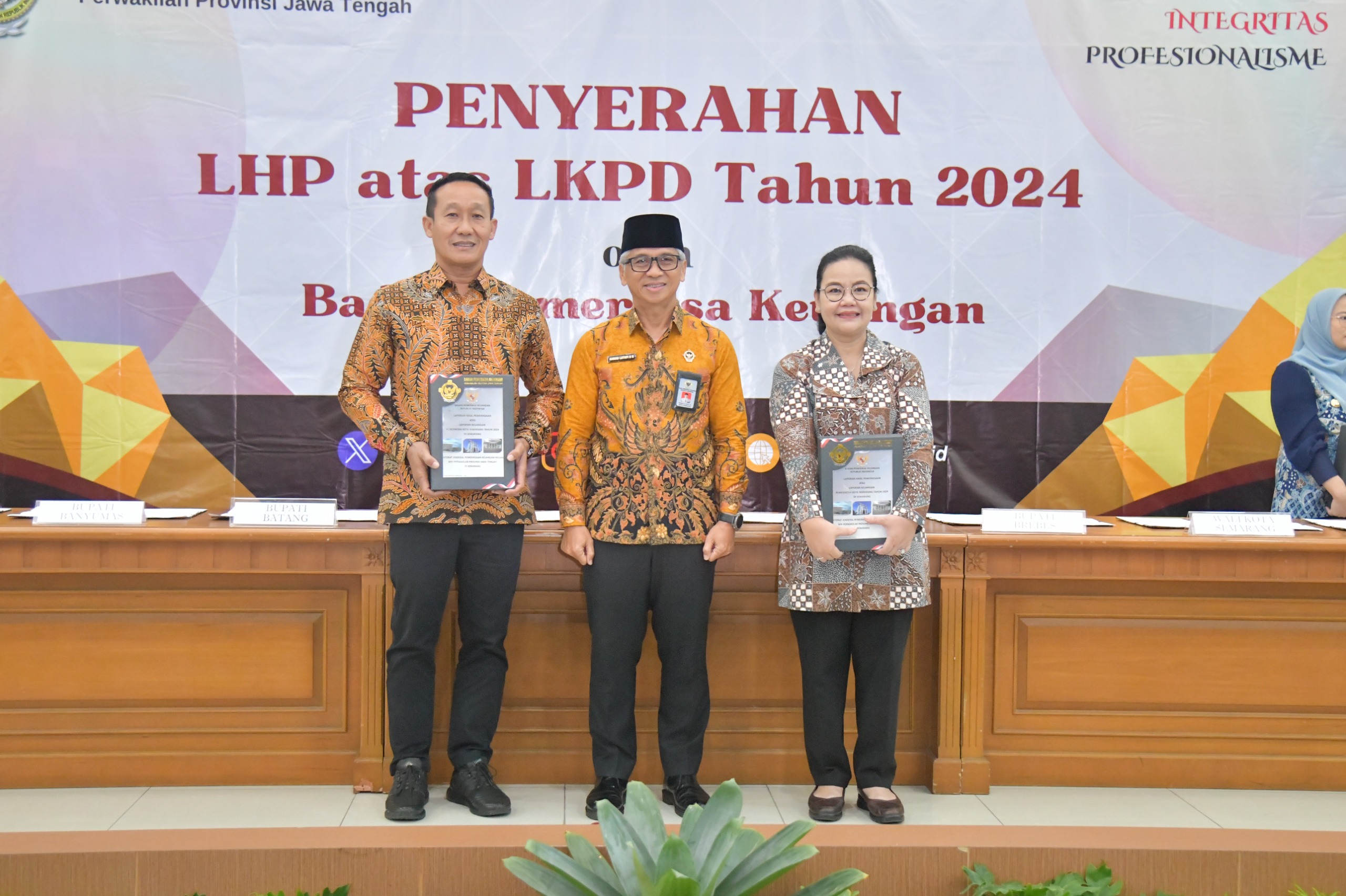 Kepala Perwakilan BPK Jateng menyerahkan LHP kepada Pemkot Semarang