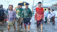 istighosah bersama masyarakat Demak di pinggir jalan Pantai Utara (Pantura) Sayung.