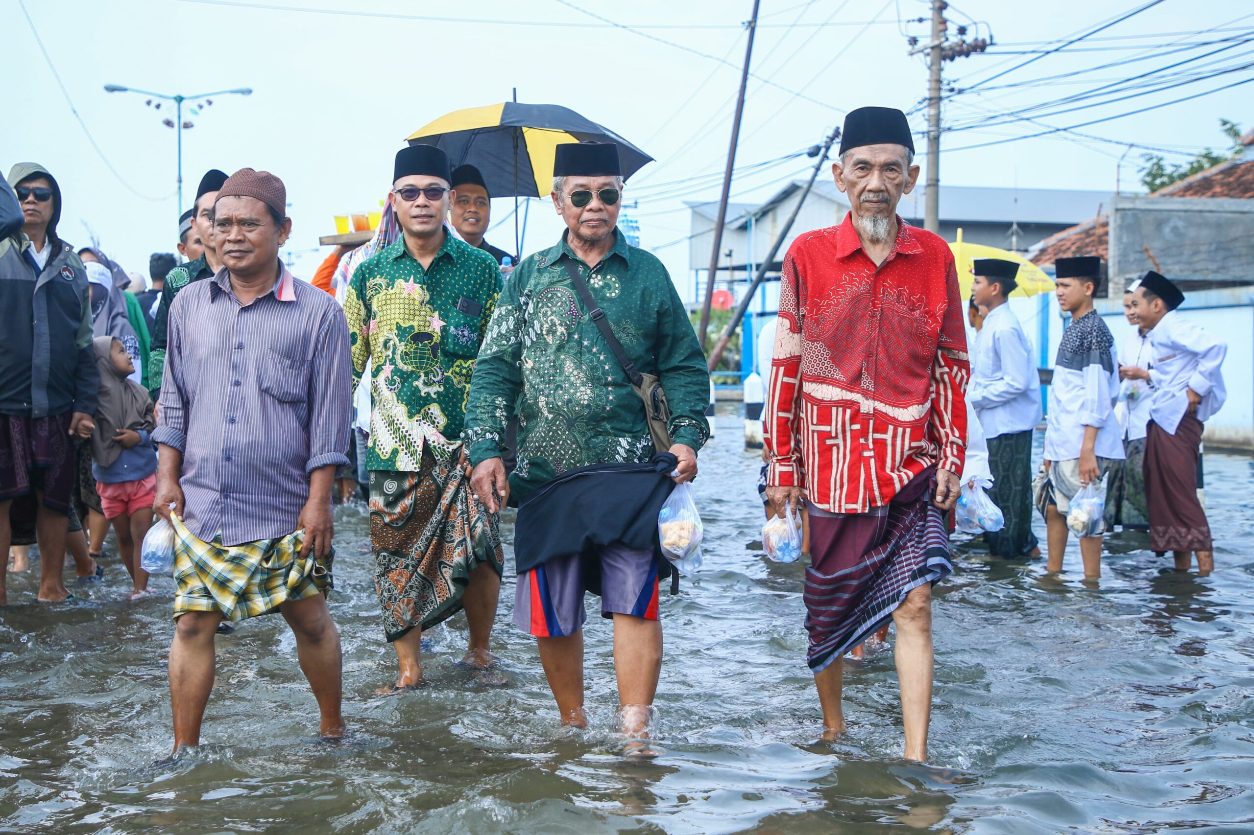 istighosah bersama masyarakat Demak di pinggir jalan Pantai Utara (Pantura) Sayung.