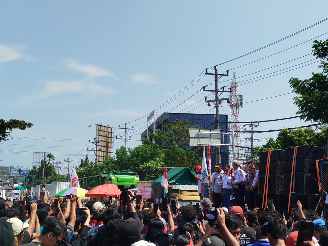 Aksi sopir truk soal aturan ODOL di depan Kantor Dinas Perhubungan Jateng