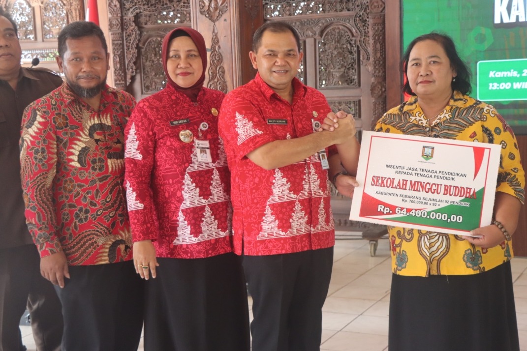 Bupati Semarang Ngesti Nugraha serahkan insentif kepada pengajar di lembaga keagamaan nonformal