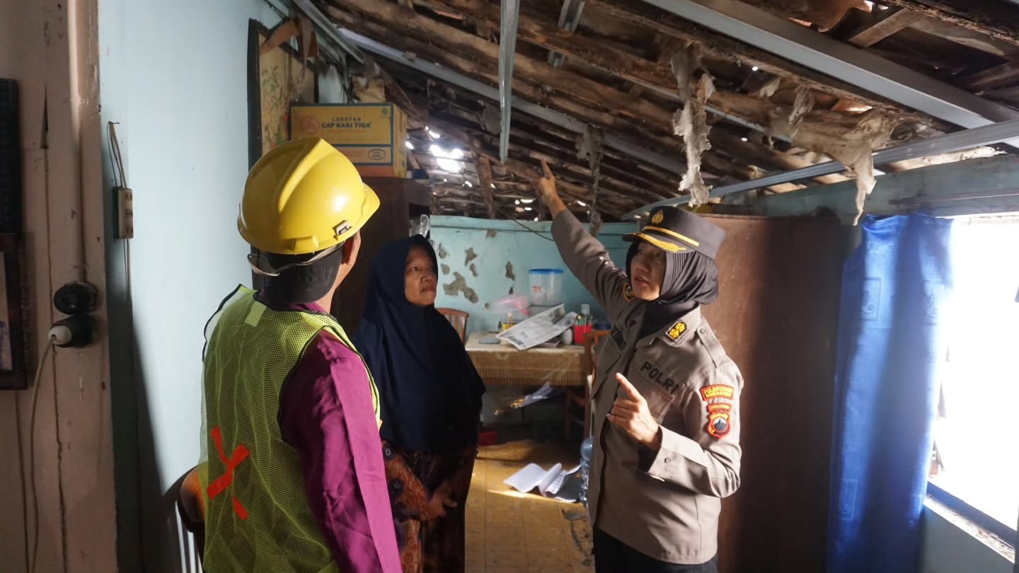 Polrestabes Semarang gelar bedah rumah