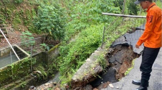 Talud longsor (instagram @bpbdkotasemarang)