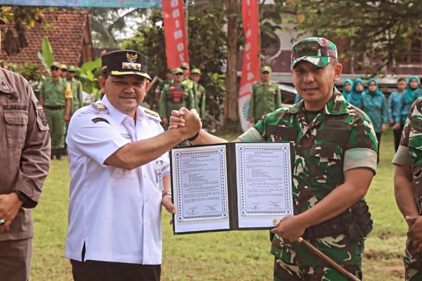 Dandim 0714 Letkol Inf Guvta Alugoro Koedoes dan Bupati Semarang Ngesti Nugraha