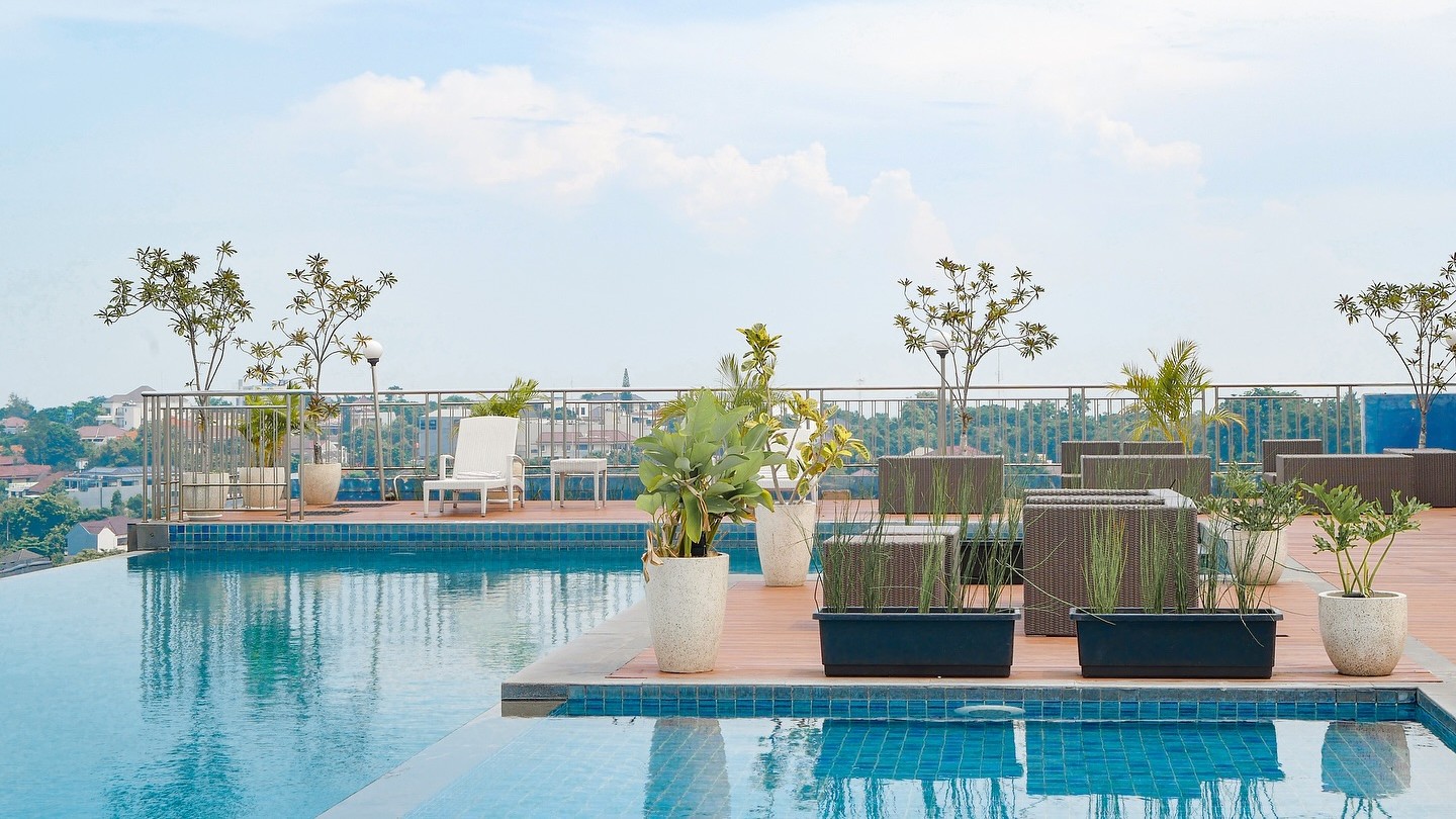 Kolam renang Hotel Grand Edge Semarang