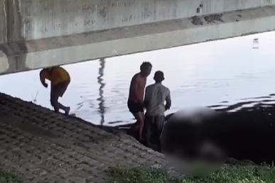 video pria meninggal di bawah jembatan Kaligarang Semarang