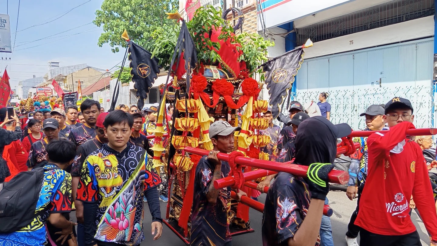 Kirab Ritual Shejit dan HUT Klenteng Hwie Tek Bio ke-117