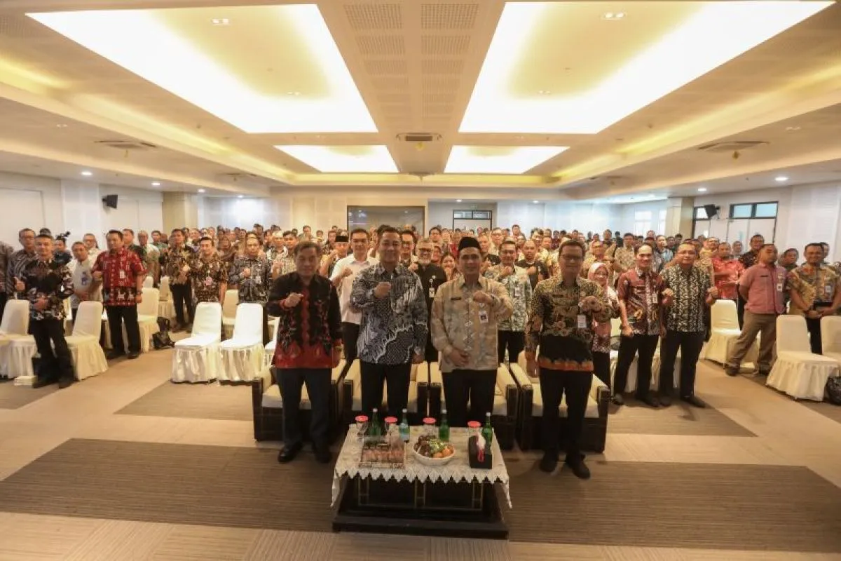 Kepala LKPP RI Hendrar Prihadi bersama Wakil Gubernur Jawa Tengah Taj Yasin Maimoen, usai kegiatan Peningkatan Tata Kelola Pengadaan Barang/Jasa Pemerintah melalui Konsolidasi Pengadaan di Provinsi/Kota/Kabupaten Wilayah Jawa Tengah, di Kantor Gubernur Jateng, Semarang, Kamis (19/6/2025). Pemprov Jateng