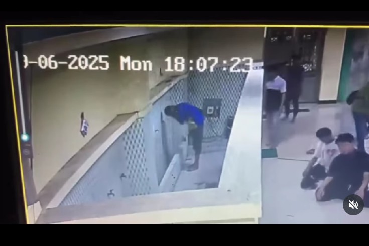 Pria terekam ambil jam tangan G-Shock di Masjid Ar Ridlo Madukoro