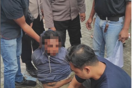 Pria diduga hendak curi ayam ditangkap warga (im.semarang_official) Pria diduga hendak curi ayam ditangkap warga (im.semarang_official)