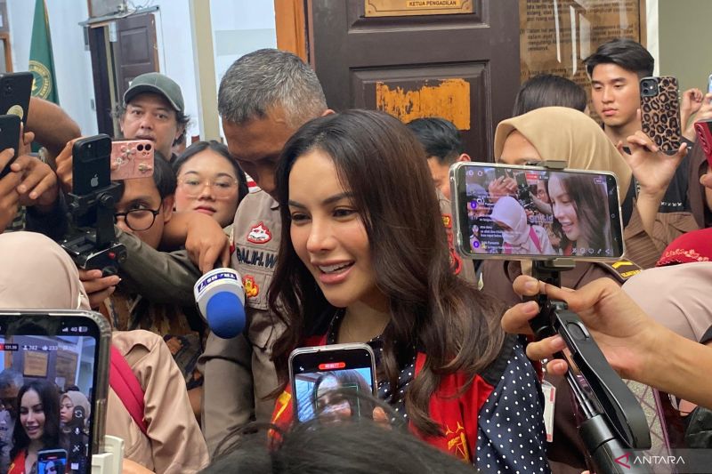 Nikita Mirzani minta masyarakat jangan mudah percaya beli skincare