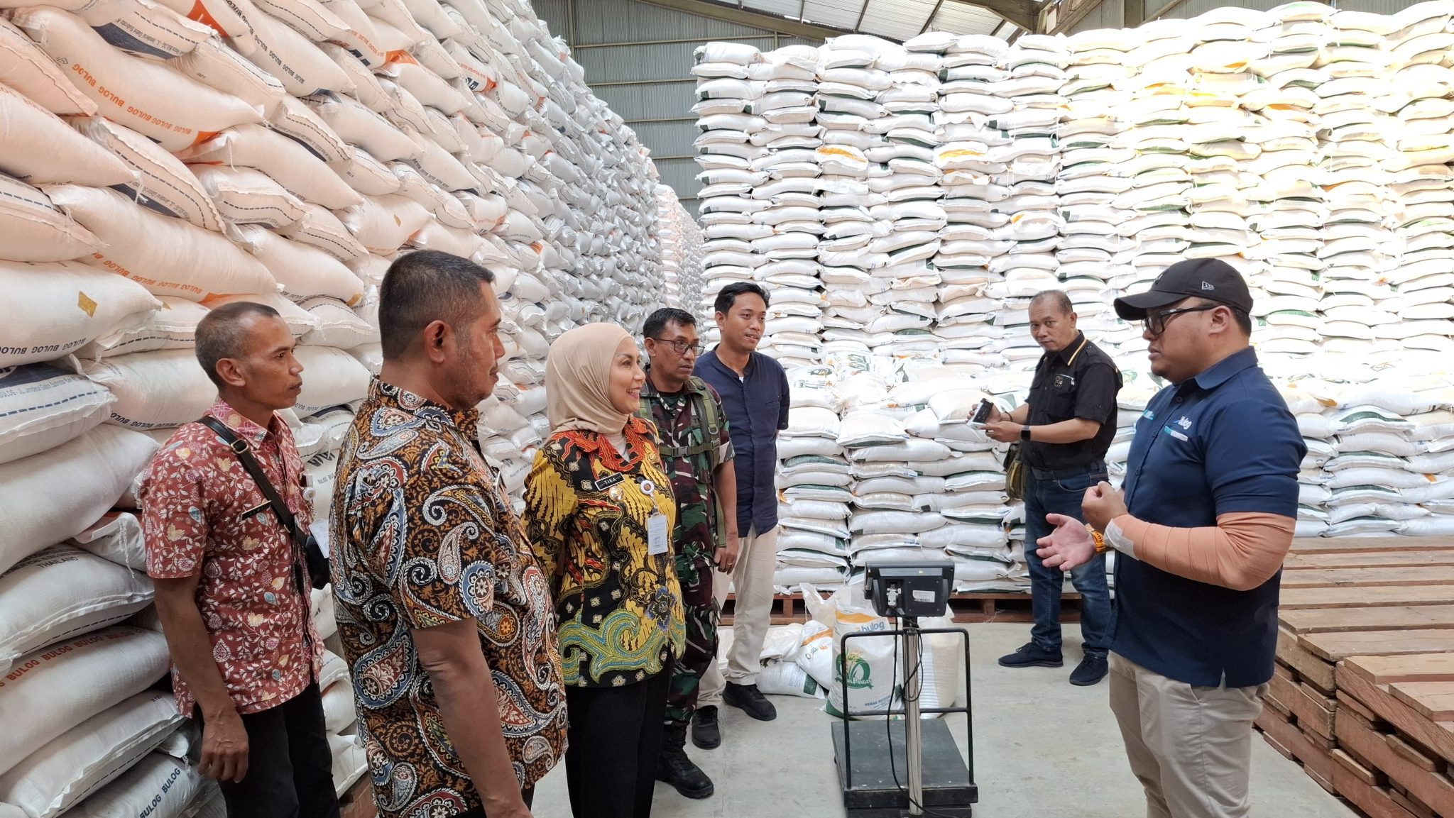 Bupati Kendal Dyah Kartika Permanasari melakukan peninjauan di Perusahaan Umum Bulog Kantor Cabang Semarang di Sumberejo, Selasa 15 Juli 2025