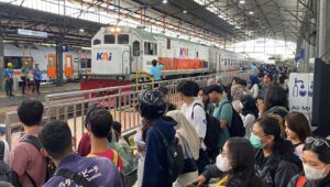 penumpang kereta api di Stasiun Semarang Tawang