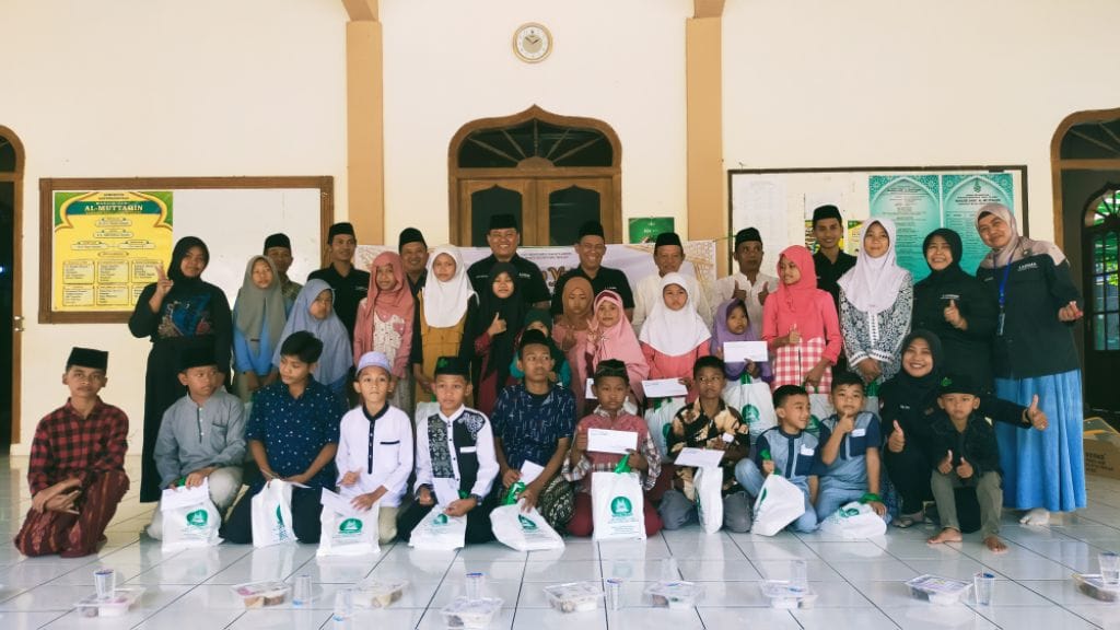UPZ MAJT menggelar santunan Yatama dan pemberian dana bergulir bagi PKL binaan di Masjid Jami’ Al Muttaqin, Bangetayu Wetan, Genuk, Semarang, Jum'at (18/7/2025). (matasemarang.com/istimewa)