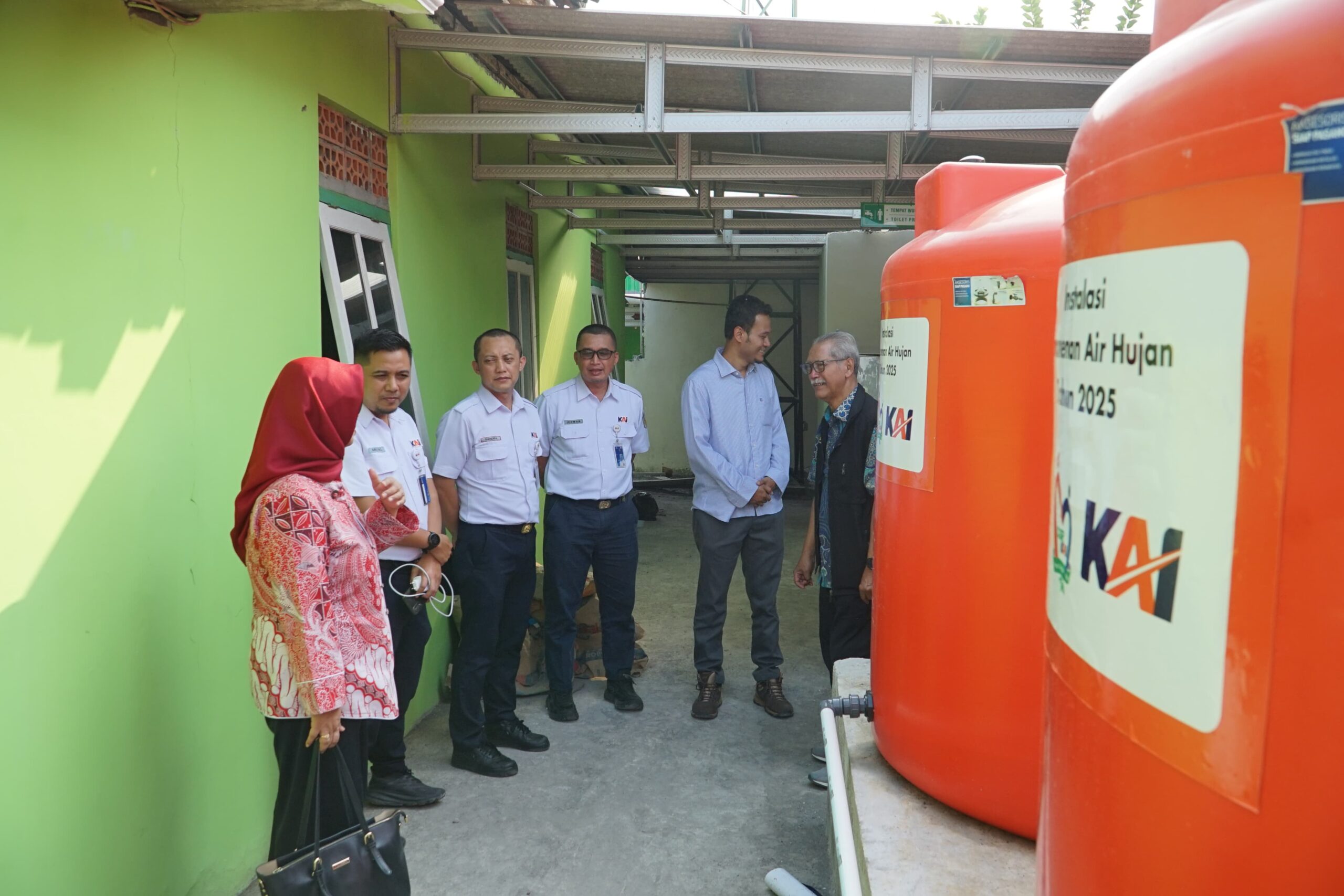 penyerahan bantuan TJSL KAI di Grobogan. (matasemarang.com/KAI Daop 4 Semarang)