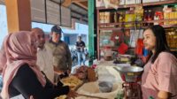Sidak beras oplosan di sejumlah pasar di Kota Semarang. (matasemarang.com/Lia Dina) Sidak beras oplosan di sejumlah pasar di Kota Semarang. (matasemarang.com/Lia Dina)