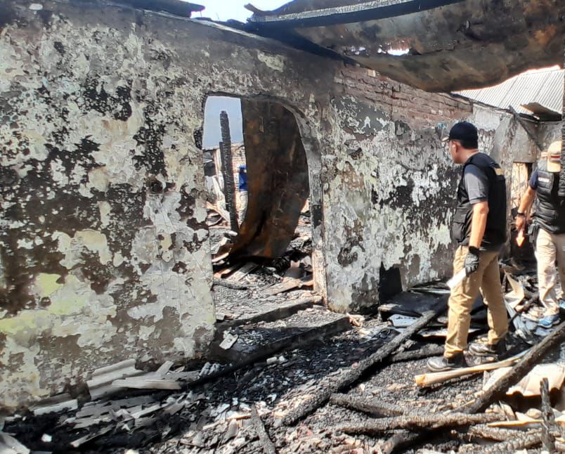 Tim Labfor Polda Jateng lakukan penyelidikan di lokasi kebakaran. (matasemarang.com/Lia Dina)