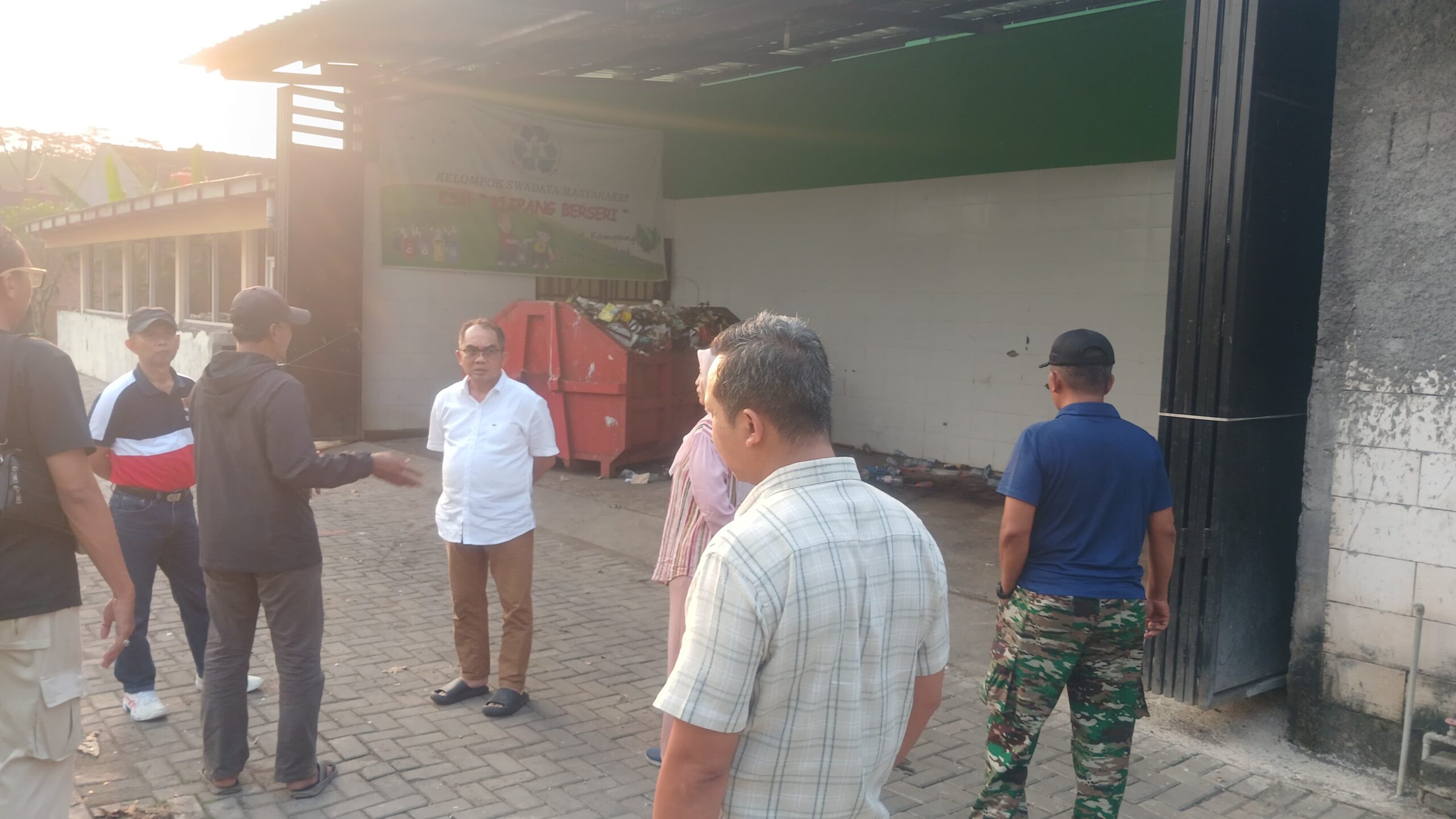 Pj Sekda Kota Semarang meninjau TPS di Rowosari. (matasemarang.com/Lia Dina)