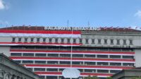 Balai Kota Semarang dihiasi bendera merah putih raksasa. (matasemarang.com/Lia Dina)