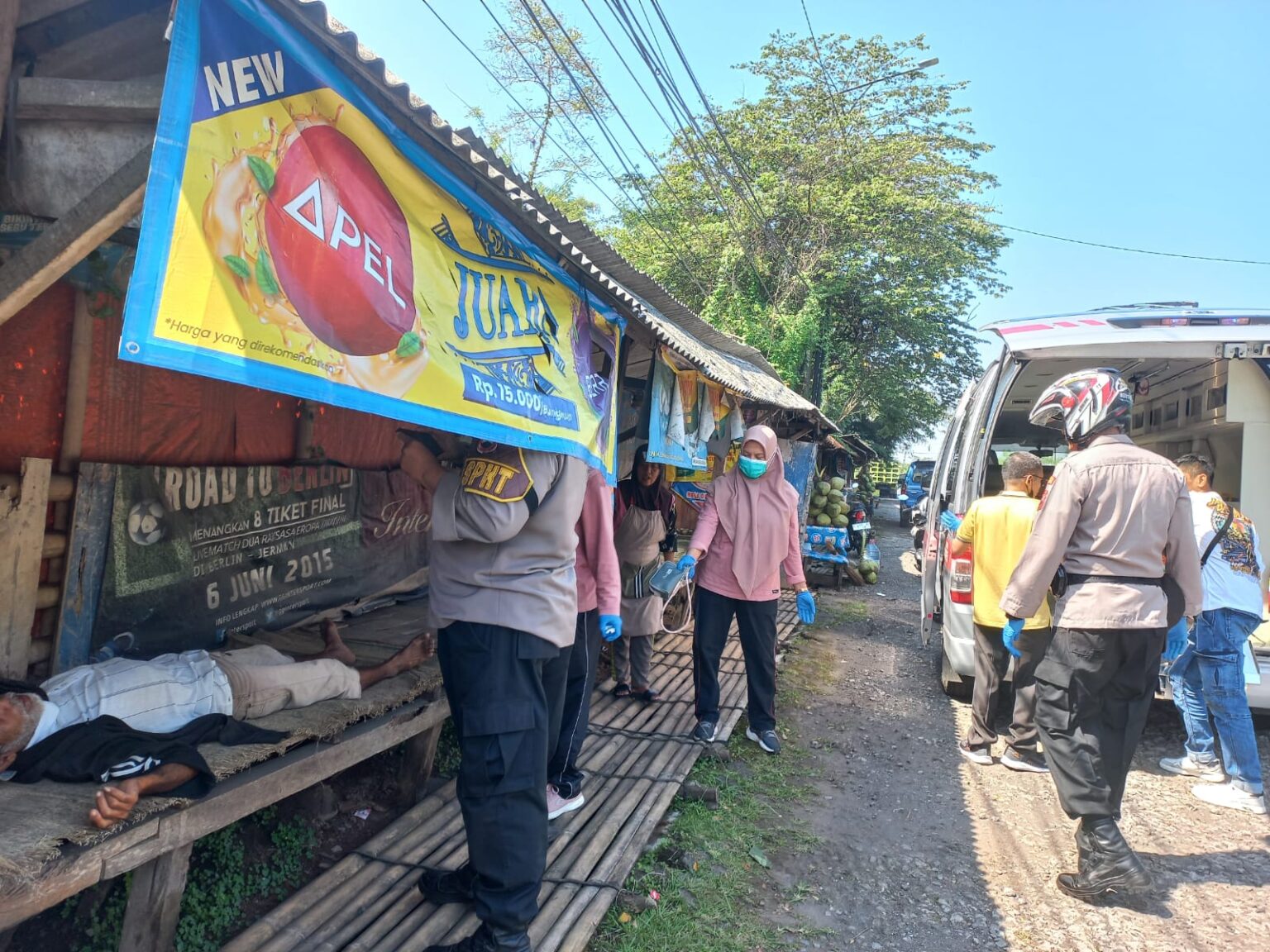 Pria paruh baya asal Amabrawa pingsan di warung penjual kelapa muda di Bawen