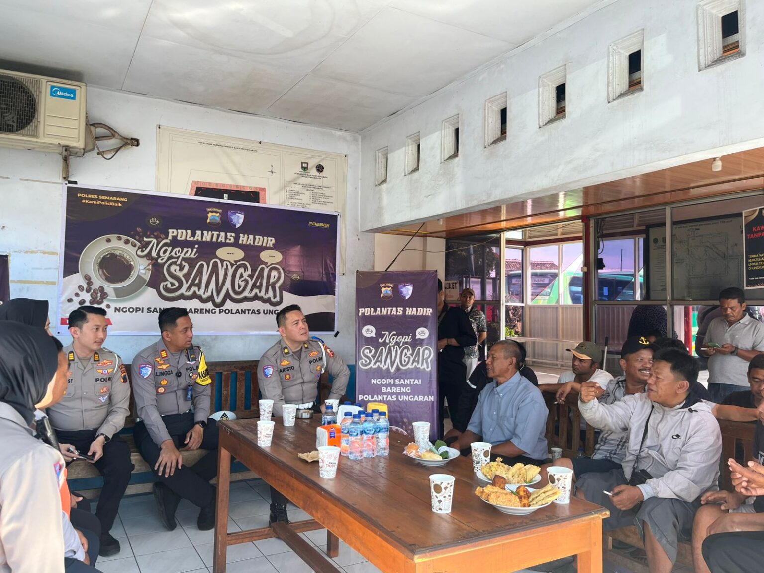 Acara ngobrol santai Polres Semarang dan pengemudi angkutan barang di Terminal Cisemut Ungaran, Kamis 17 Juli 2025 (Polres Semarang) Acara ngobrol santai Polres Semarang dan pengemudi angkutan barang di Terminal Cisemut Ungaran, Kamis 17 Juli 2025 (Polres Semarang)