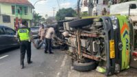 Kecelakaan tunggal truk boks terguling di depan kantor Bupati Semarang, Rabu 23 Juli 2025 (foto: Polres Semarang)