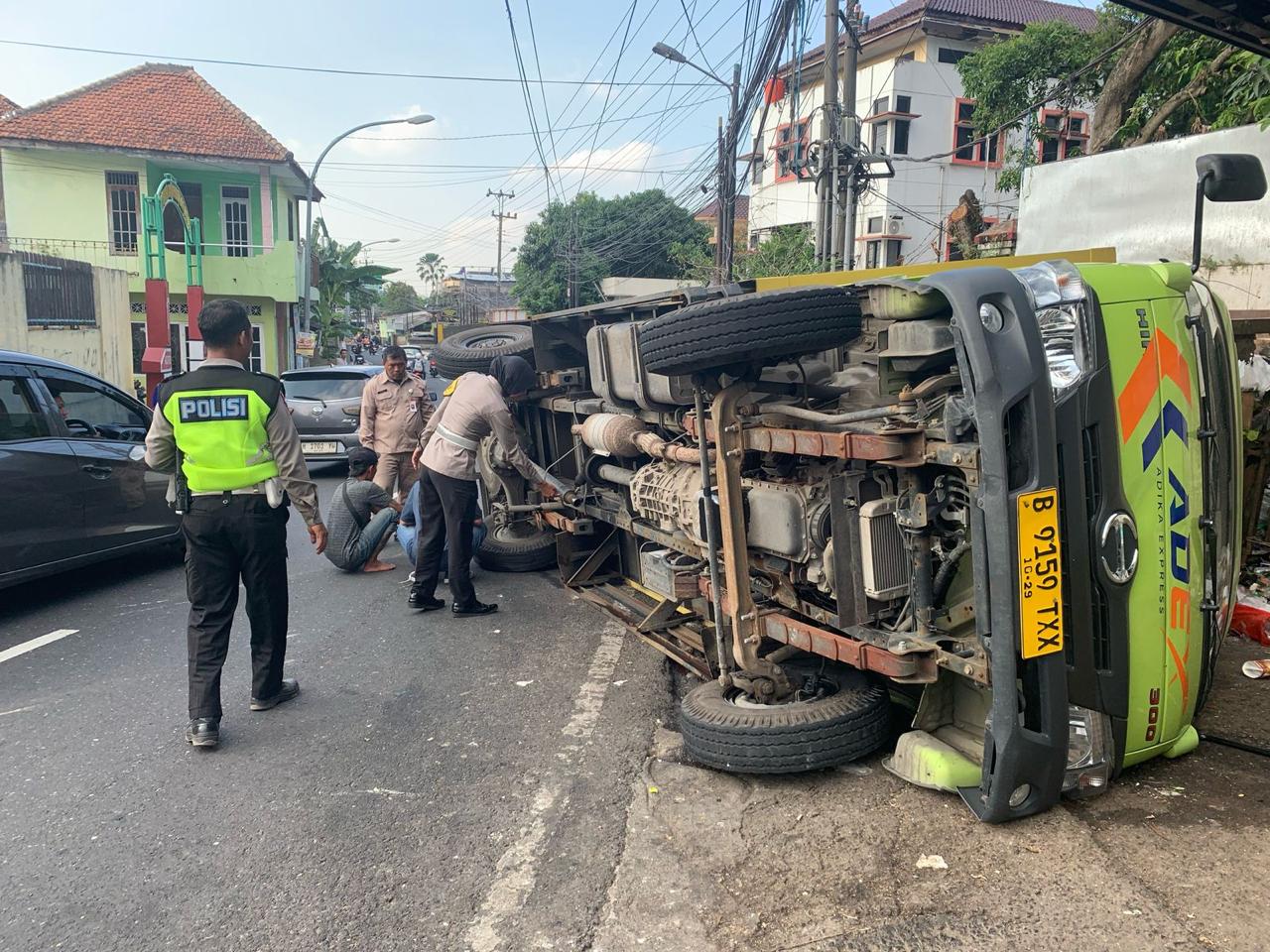 Kecelakaan tunggal truk boks terguling di depan kantor Bupati Semarang, Rabu 23 Juli 2025 (foto: Polres Semarang)