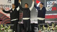 PSI Kaesang Pangarep bersama dua pesaingnya usai dinyatakan menang sebagai Ketua Umum PSI periode 2025-2030 melalui Kongres PSI di Solo.