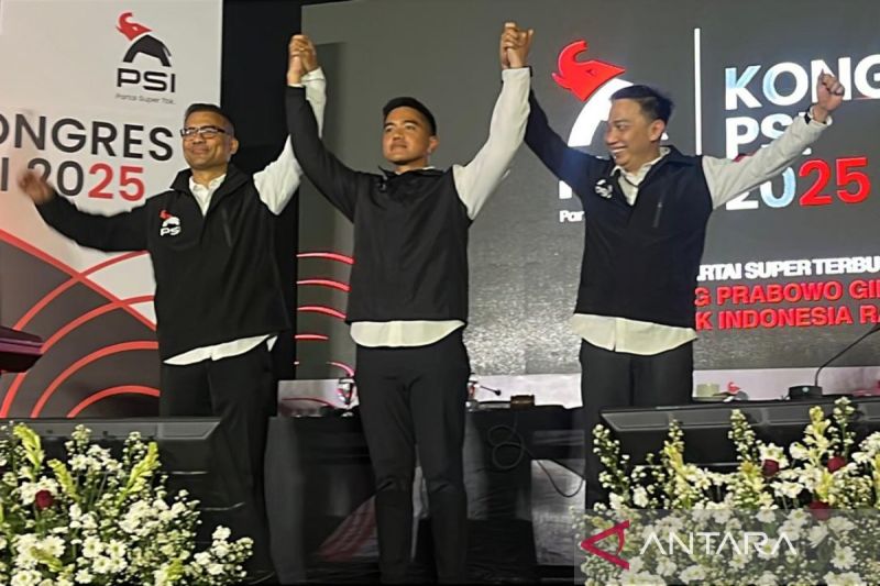 Kaesang Pangarep bersama dua pesaingnya usai dinyatakan menang sebagai Ketua Umum PSI periode 2025-2030 melalui Kongres PSI di Solo.