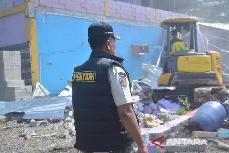 Pembongkaran tempat kafe di Batang Pembongkaran tempat karaoke Batang