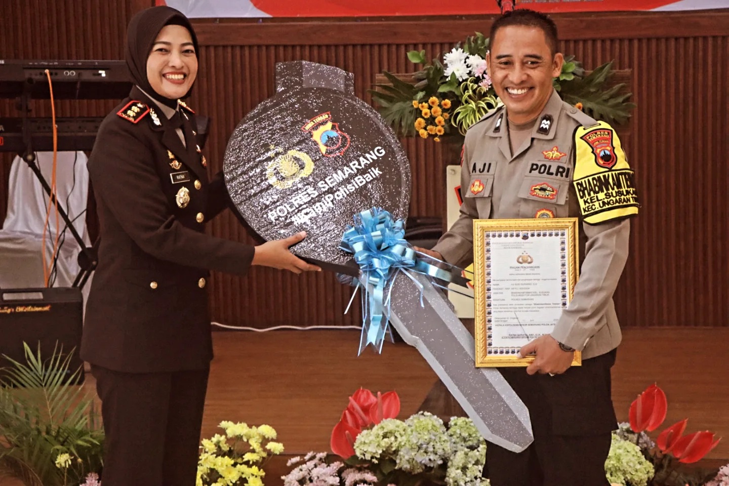 Polres Semarang memberikan penghargaan pada anggota berprestasi