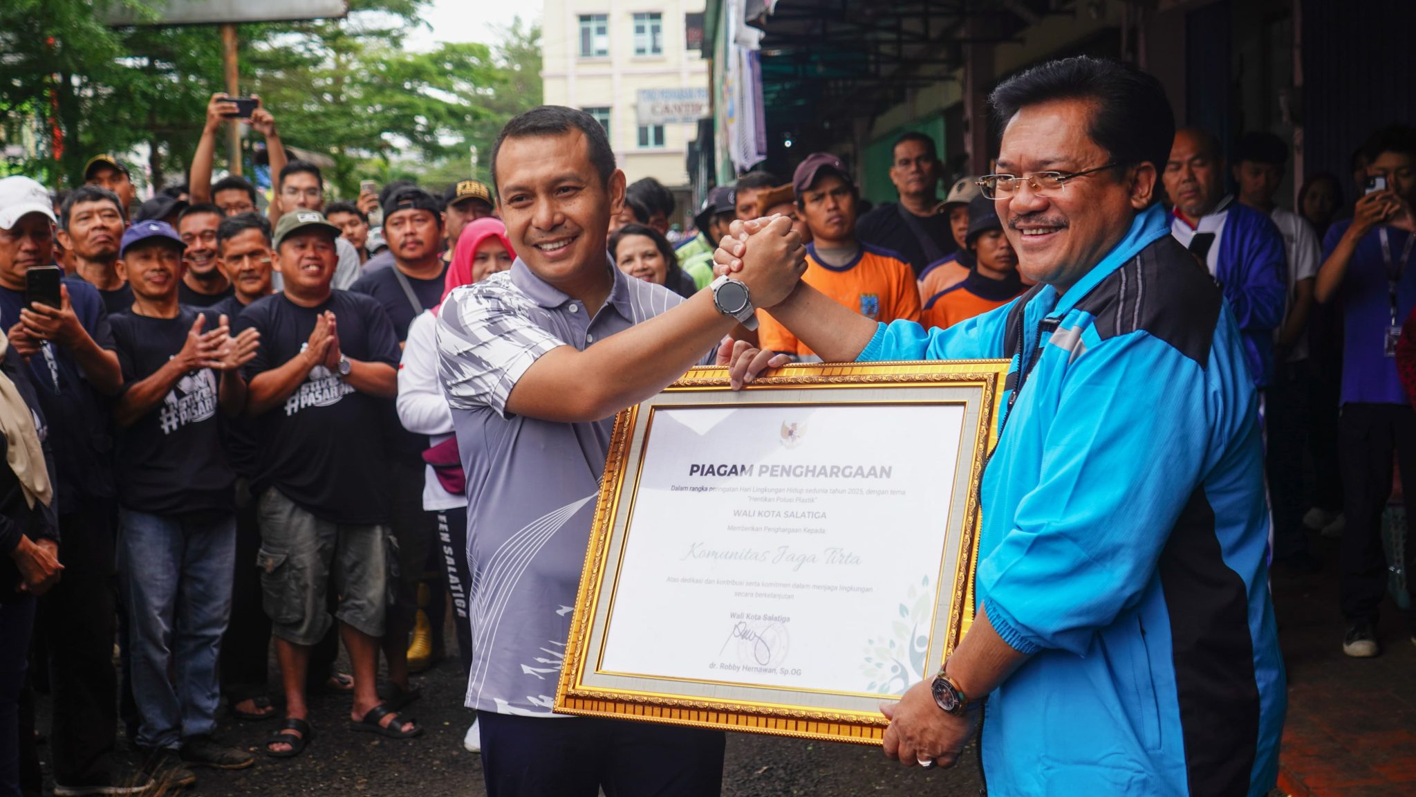 Wali Kota Salatiga memberikan penghargaan kepada komunitas Jaga Tirta