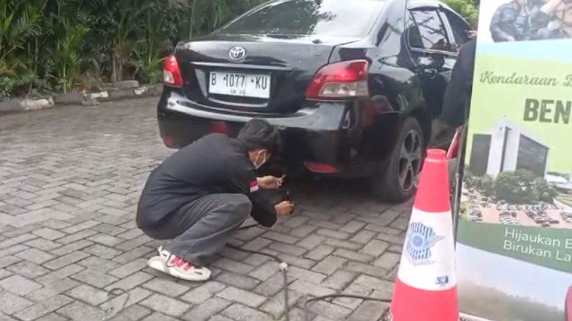 DLH Kota Semarang melakukan uji emisi (matasemarang.com/ Lia Dina) DLH Kota Semarang melakukan uji emisi (matasemarang.com/ Lia Dina)