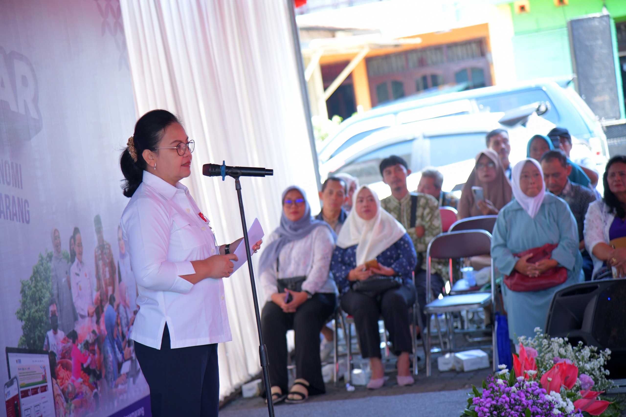 Wali Kota Semarang, Agustina saat berdialog langsung dengan pedagang Pasar Jatingaleh, Kamis (10/7).