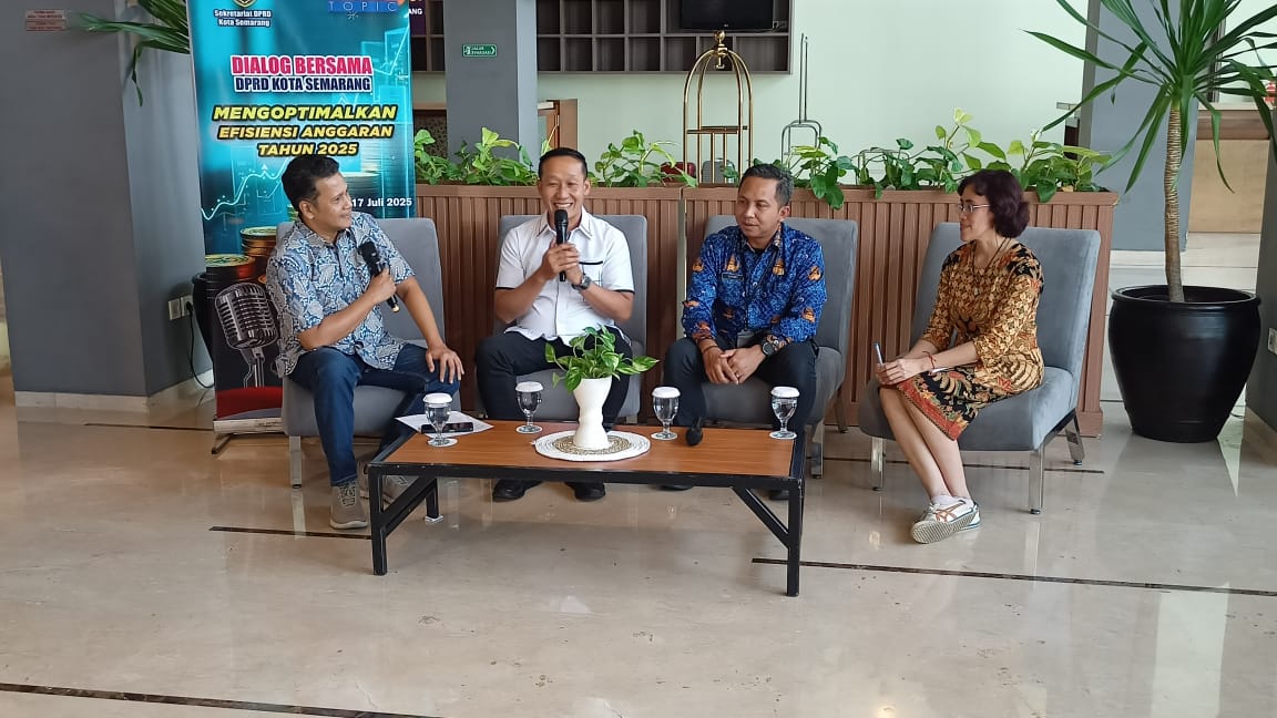 Ketua DPRD Kota Semarang, Kadarlusman (baju putih) menyebut efisiensi anggaran punya sisi positif (matasemarang.com/ Ade Lukmono)
