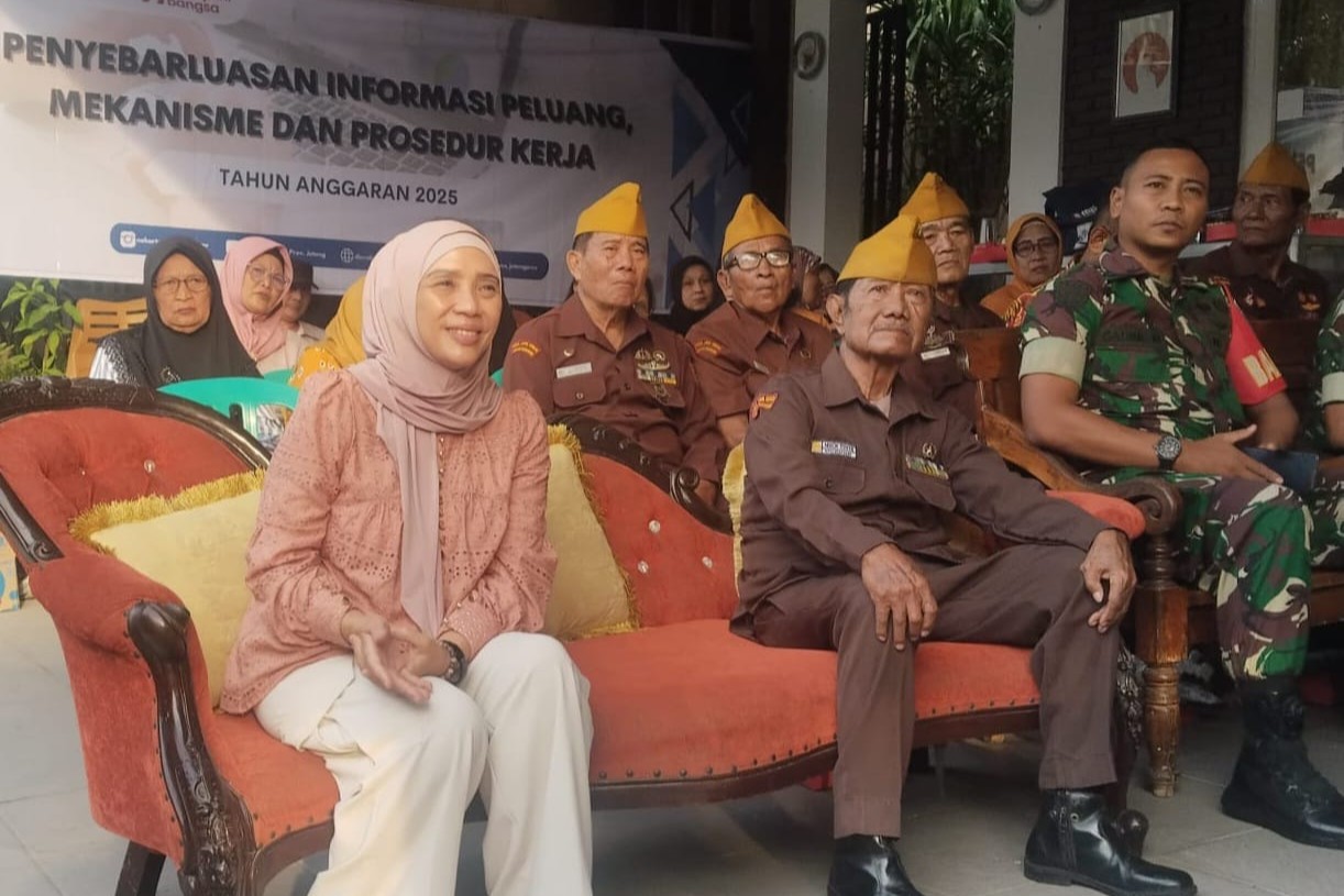 Anggota DPRD Provinsi Jateng Krisseptiana saat bersama veteran, Sabtu 19 Juli 2025