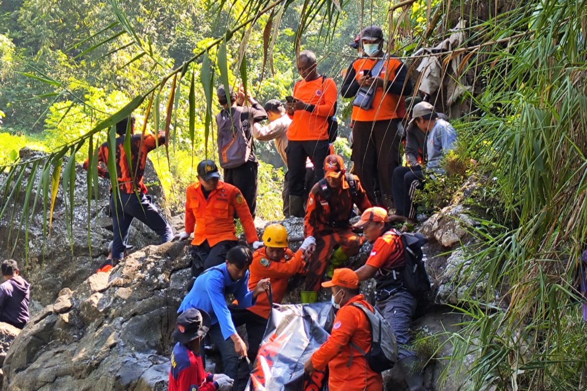 Tim SAR Gabungan melakukan pencarian terhadap Jimah, peremrpuan paruh baya yang dilaporkan hilang di area hutan Pandanarum (Basarnas Semarang)