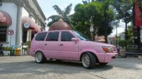 Kijang pink milik Yossie Yogaswara (matasemarang.com/ Lia Dina)
