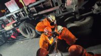 Tim SAR Gabungan mengevakuasl korban tertimpa truk (foto: Basarnas Semarang) Tim SAR Gabungan mengevakuasl korban tertimpa truk (foto: Basarnas Semarang)