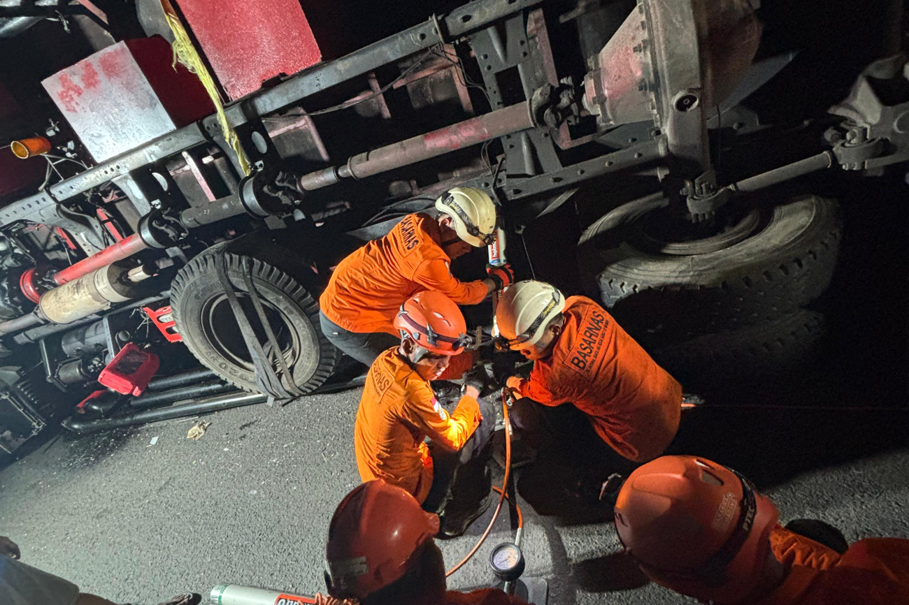 Tim SAR Gabungan mengevakuasl korban tertimpa truk (foto: Basarnas Semarang)
