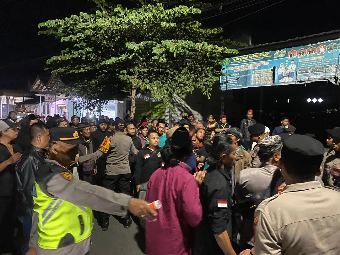 Bentrok 2 ormas saat pengajian Rizieq Shihab di Pemalang (foto: Polrestabes Semarang)