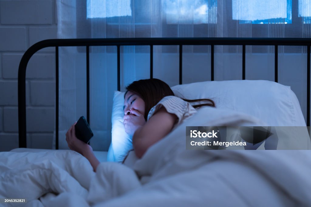 bermain hp Bermain HP menjelang tidur