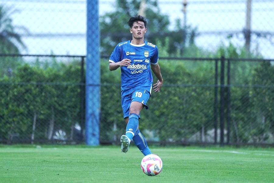 Pemain Persib Alfeandra Dewangga nyaman di bek tengah (foto: Persib)