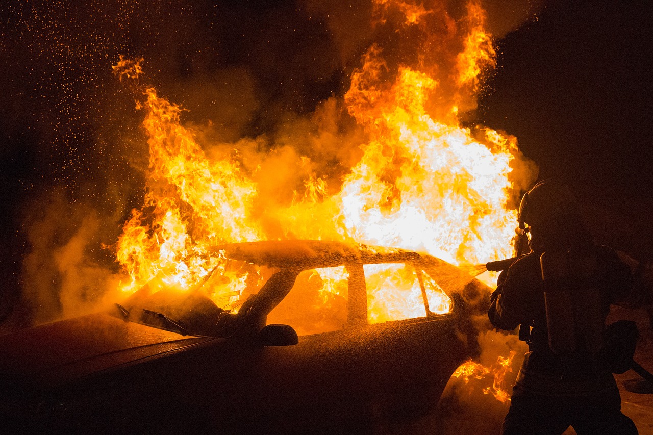 Ilustrasi mobil terbakar (pixabay/ Kollinger)