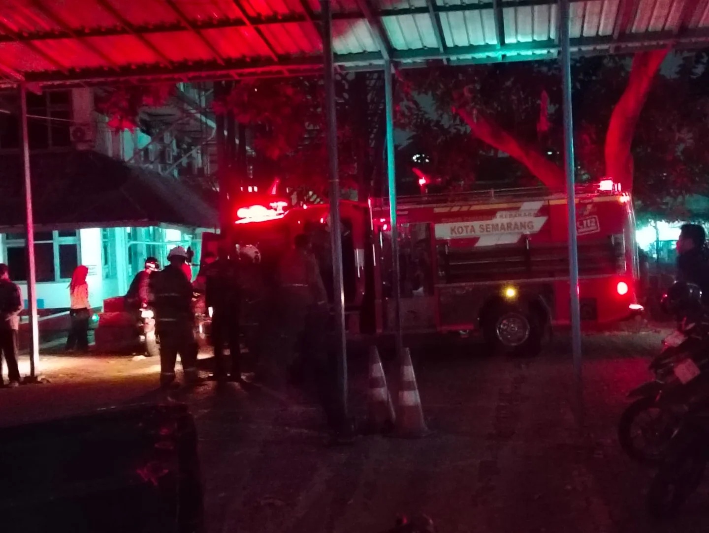 Kebakaran Ruang Dosen Udinus pada Minggu 27 Juli 2025 malam (foto: Polsek Semarang Tengah)
