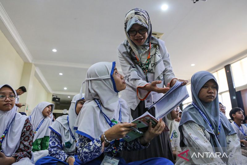 Guru mengajar