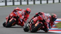 motogp Pebalap Ducati Lenovo Team Francesco Bagnaia (kanan) memacu tunggangan di depan rekan setimnya, Marc Marquez
